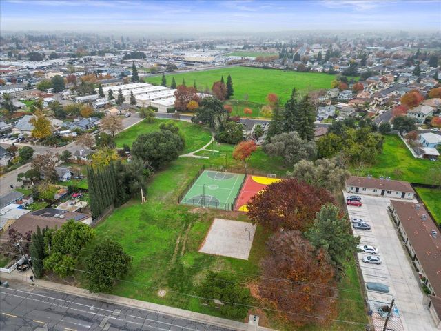 221 S 6th Ave, Oakdale, CA 95361