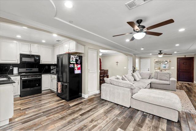 221 S 6th Ave, Oakdale, CA 95361