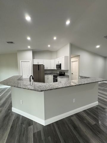 2897 NW 37th Avenue, Okeechobee, FL 34972