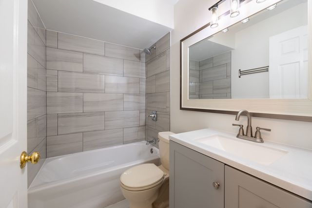 32 W Fern Court 116B, Palatine, IL 60067