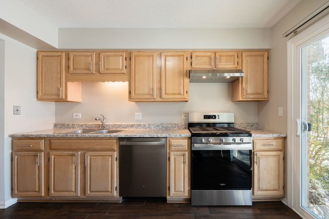 32 W Fern Court 116B, Palatine, IL 60067