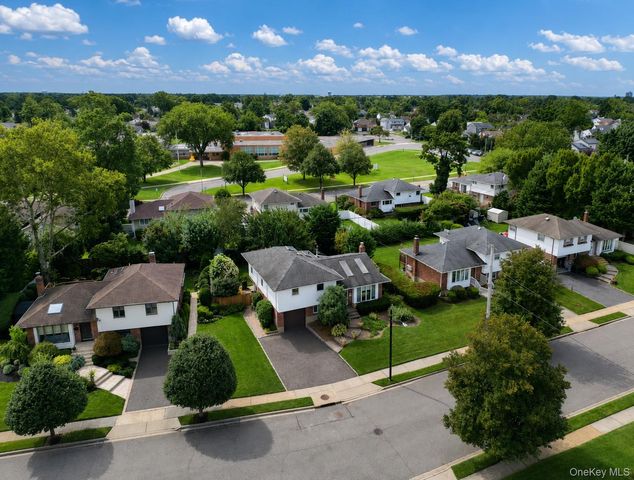 79 Plymouth Road, Plainview, NY 11803