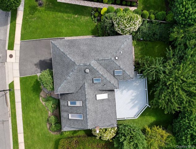 79 Plymouth Road, Plainview, NY 11803
