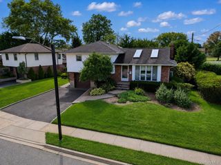 79 Plymouth Road, Plainview, NY 11803
