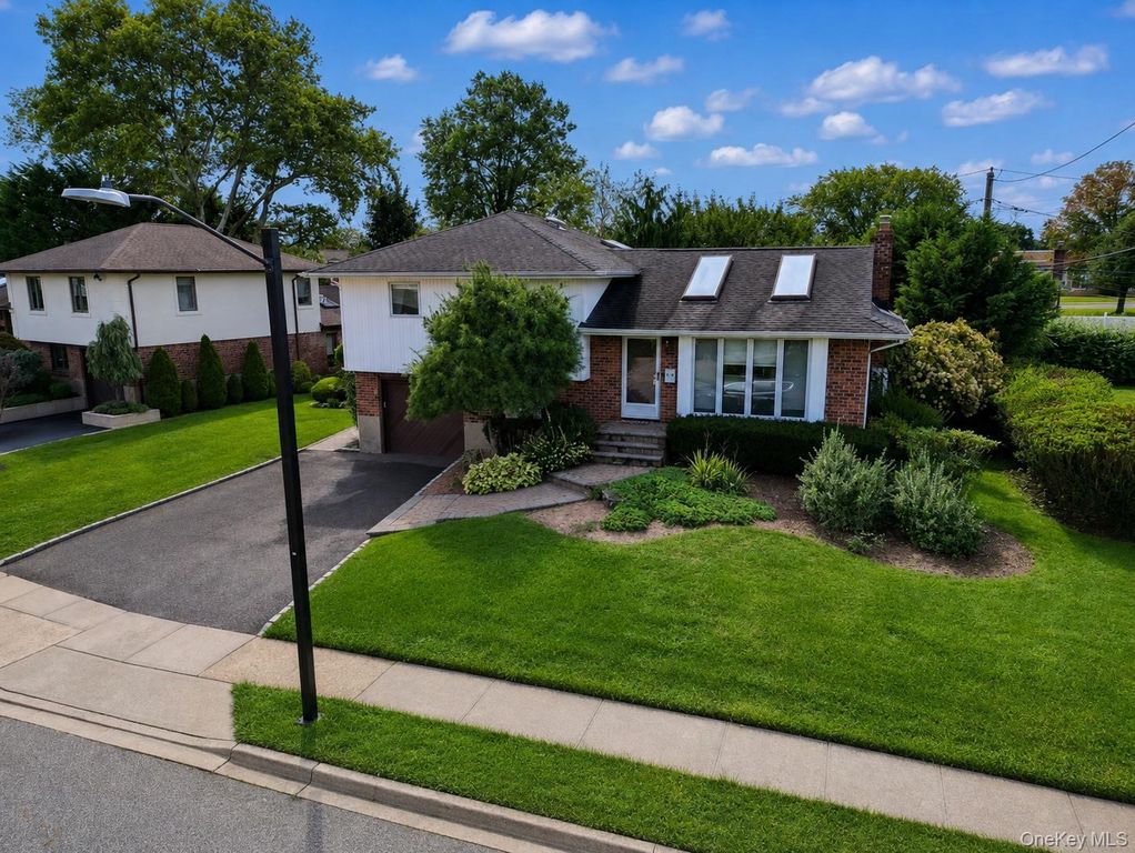79 Plymouth Road, Plainview, NY 11803