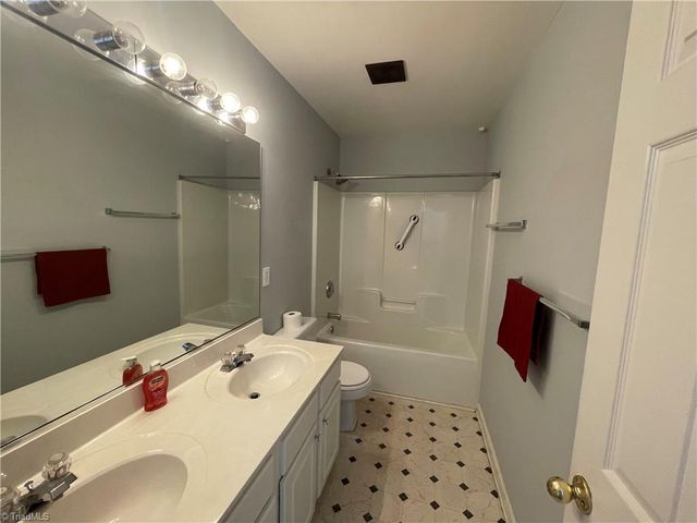 1579 Pondhaven Drive, High Point, NC 27265