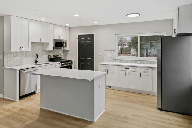 323 Mark Avenue, Glendale Heights, IL 60139