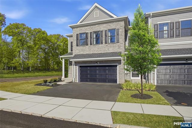 14 Melbourne Drive, Oakland, NJ 07436