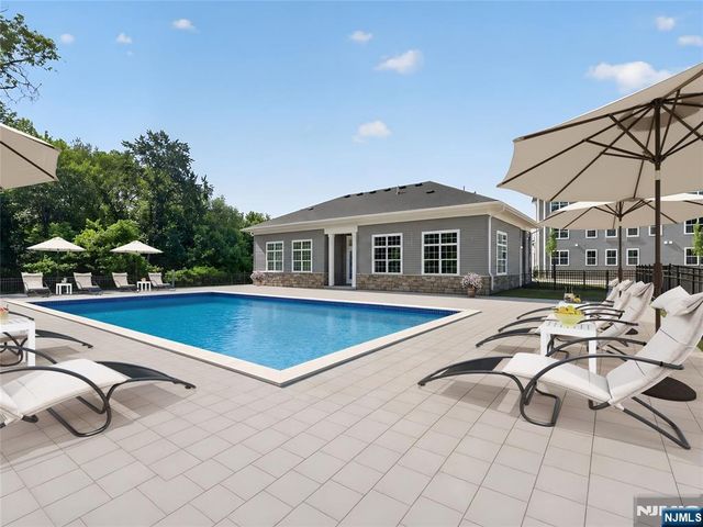 14 Melbourne Drive, Oakland, NJ 07436