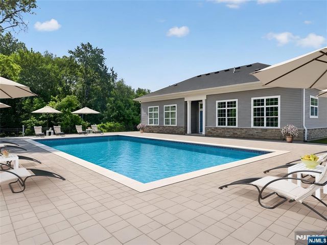 14 Melbourne Drive, Oakland, NJ 07436