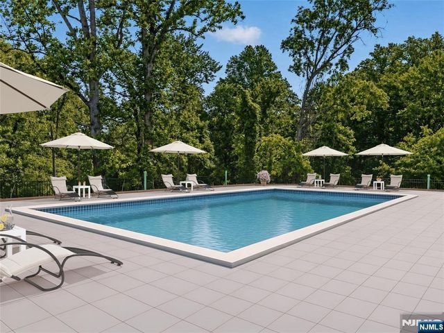 14 Melbourne Drive, Oakland, NJ 07436