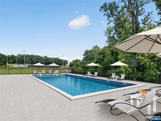 14 Melbourne Drive, Oakland, NJ 07436