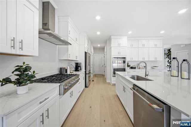 14 Melbourne Drive, Oakland, NJ 07436