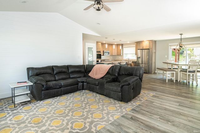 1062 E Ruby Creek Drive, Ellettsville, IN 47429