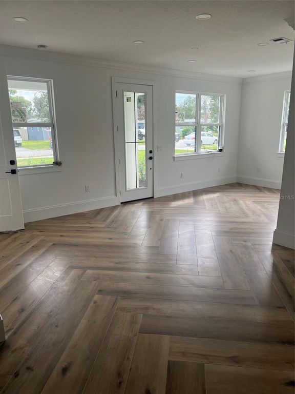 Image 6 of property listing at 7113 TURQUOISE LANE, Orlando, FL 32807