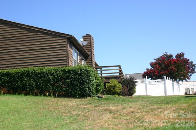 1647 Woodridge Circle, Hickory, NC 28602