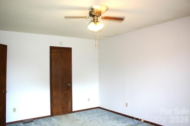 1647 Woodridge Circle, Hickory, NC 28602