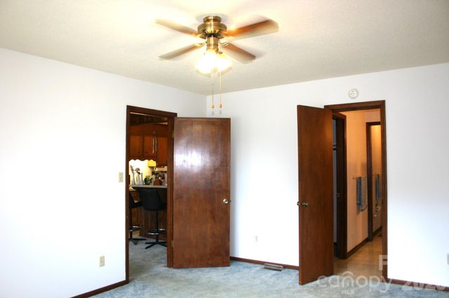 1647 Woodridge Circle, Hickory, NC 28602