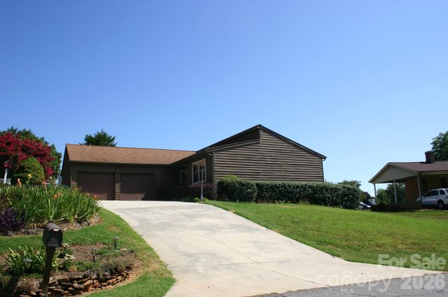 1647 Woodridge Circle, Hickory, NC 28602
