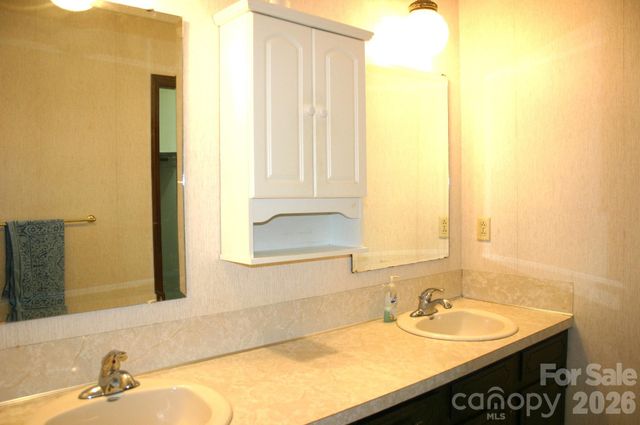 1647 Woodridge Circle, Hickory, NC 28602