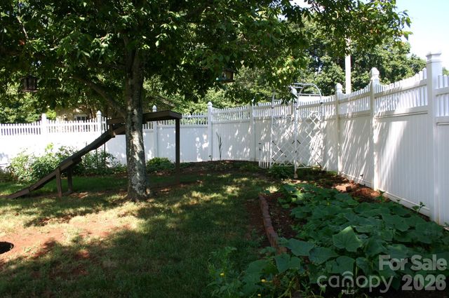 1647 Woodridge Circle, Hickory, NC 28602