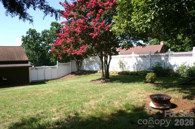 1647 Woodridge Circle, Hickory, NC 28602