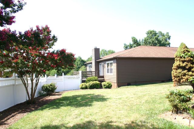 1647 Woodridge Circle, Hickory, NC 28602