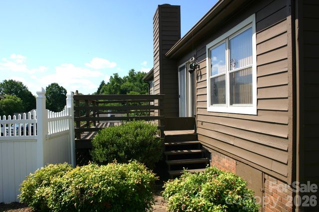 1647 Woodridge Circle, Hickory, NC 28602
