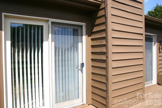 1647 Woodridge Circle, Hickory, NC 28602
