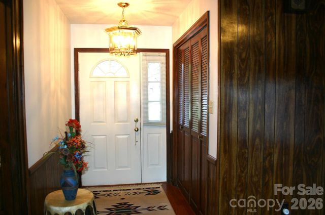 1647 Woodridge Circle, Hickory, NC 28602
