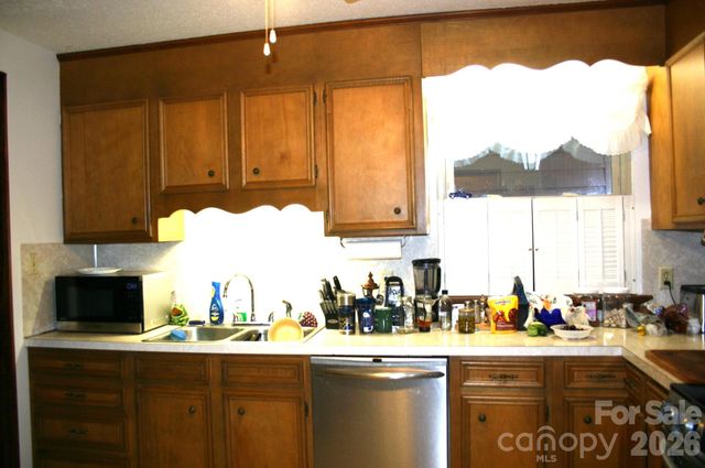 1647 Woodridge Circle, Hickory, NC 28602