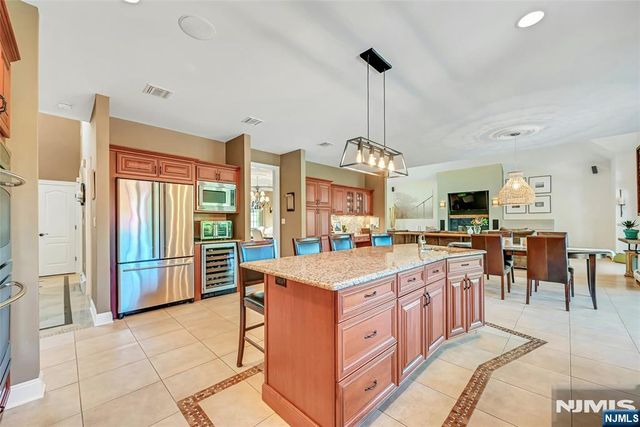 6 Keller Court, Park Ridge, NJ 07656