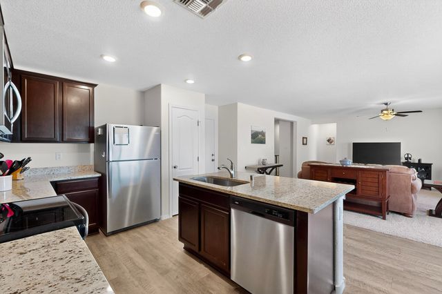 2401 DESI Loop, Belen, NM 87002