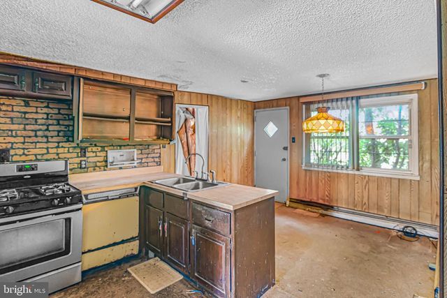 9096 PINE RD, Philadelphia, PA 19115