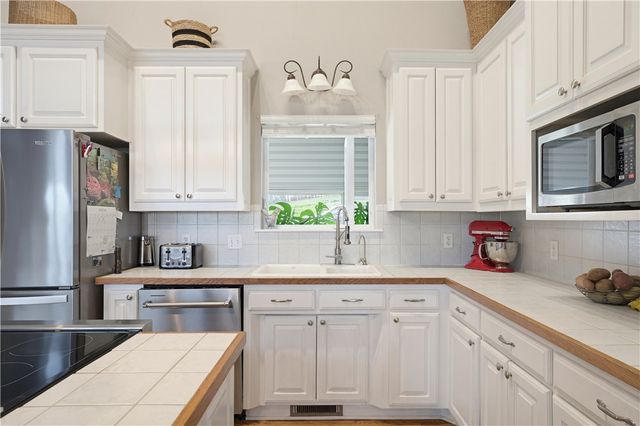 9641 Price Coffee Road, Bentonville, AR 72712