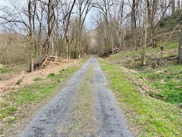 2011 Morris Creek Road, Clendenin, WV 25045