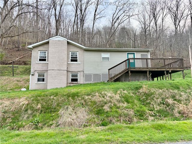 2011 Morris Creek Road, Clendenin, WV 25045