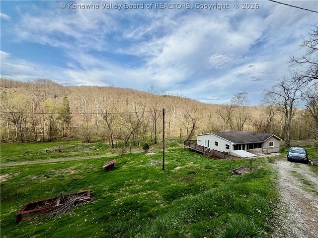 2011 Morris Creek Road, Clendenin, WV 25045