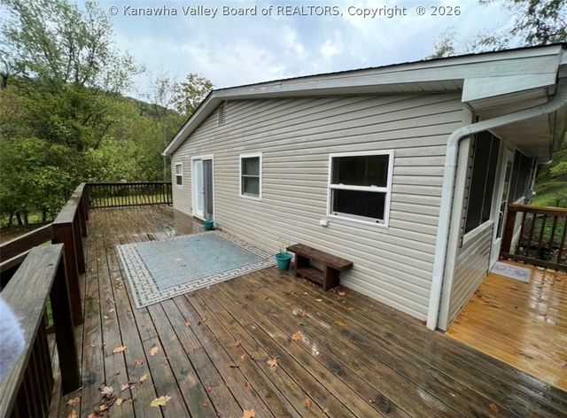 2011 Morris Creek Road, Clendenin, WV 25045