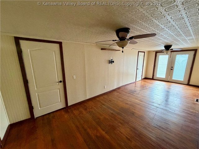 2011 Morris Creek Road, Clendenin, WV 25045