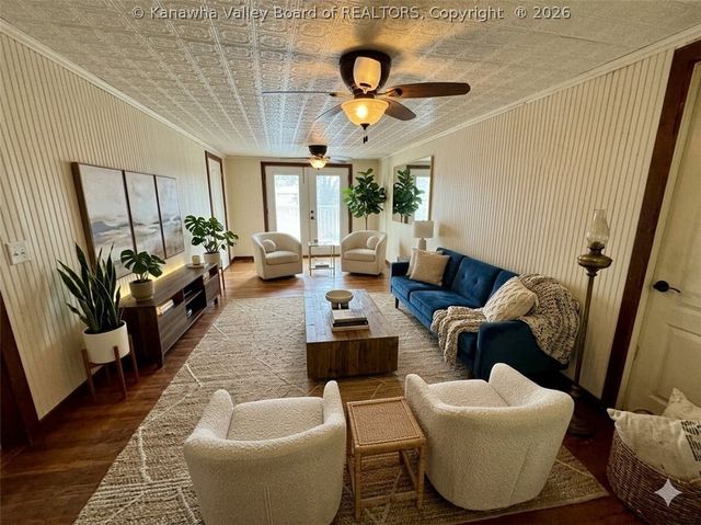 2011 Morris Creek Road, Clendenin, WV 25045