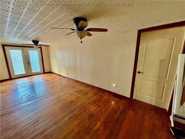 2011 Morris Creek Road, Clendenin, WV 25045