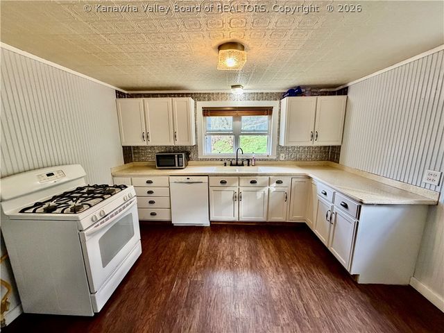 2011 Morris Creek Road, Clendenin, WV 25045