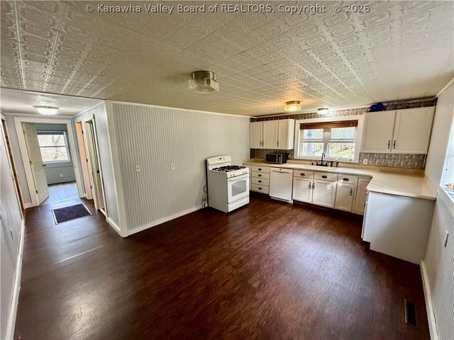 2011 Morris Creek Road, Clendenin, WV 25045