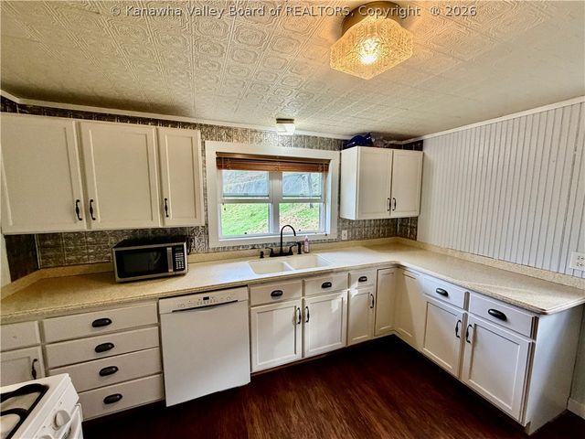 2011 Morris Creek Road, Clendenin, WV 25045