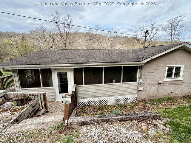 2011 Morris Creek Road, Clendenin, WV 25045