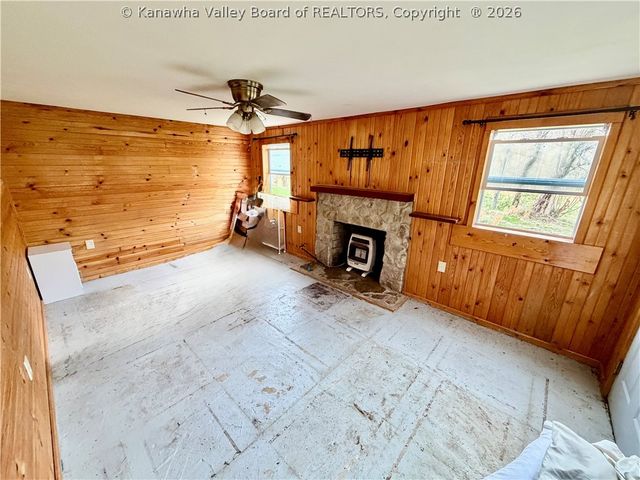 2011 Morris Creek Road, Clendenin, WV 25045