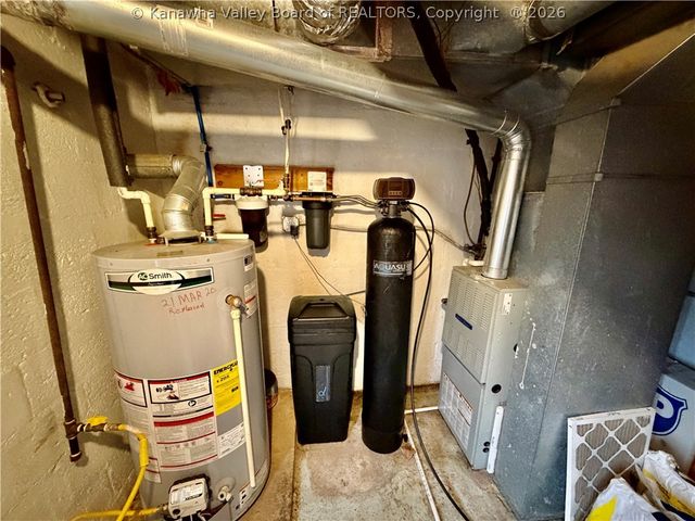 2011 Morris Creek Road, Clendenin, WV 25045