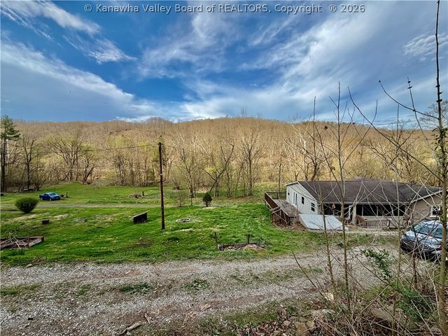 2011 Morris Creek Road, Clendenin, WV 25045