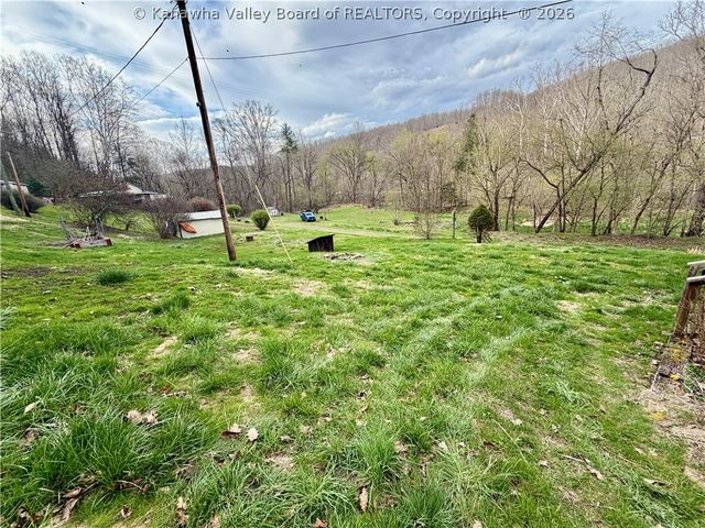 2011 Morris Creek Road, Clendenin, WV 25045